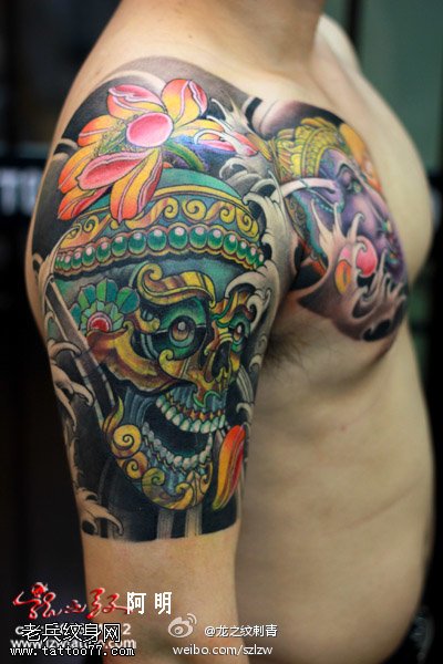 文身馆推荐一幅手臂彩色传统嘎巴拉文身作品
