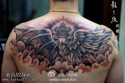 背部皇冠天使翅膀文身作品由刺青馆分享