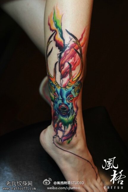 腿部彩色泼墨羚羊文身作品