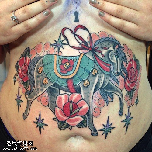 女人腹部彩色马文身作品由文身秀图吧分享