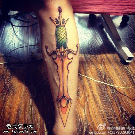 腿部彩色匕首文身作品由文身秀图吧分享