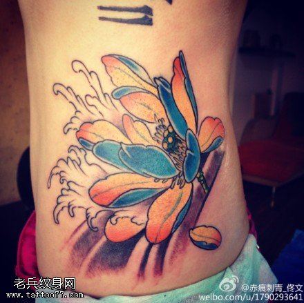 腰部彩色莲花文身作品由文身秀图吧
