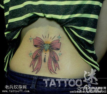 女人腰部蝴蝶结钻石文身作品由文身馆分享