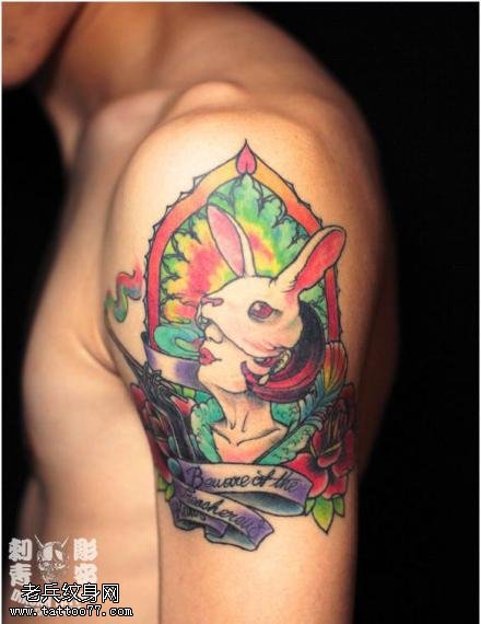 手臂彩色兔女郎文身作品