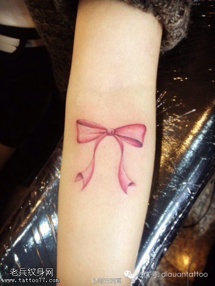 文身馆推荐一幅女人手臂小清新蝴蝶结文身作品