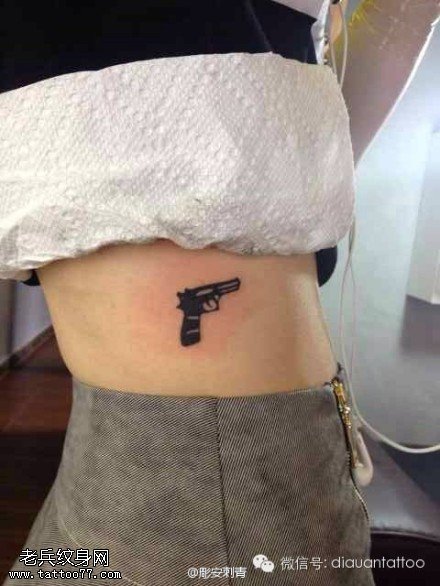 女人腰部手枪文身作品由刺青馆分享