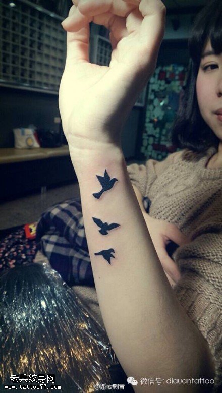 女人手臂燕子文身作品由文身秀图吧分享