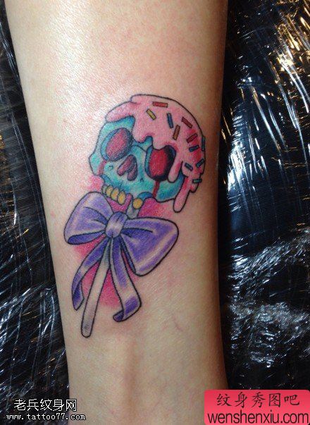 女人腿部彩色骷髅蝴蝶结文身作品