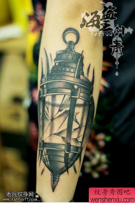 手臂灯塔文身作品由文身秀图吧分享