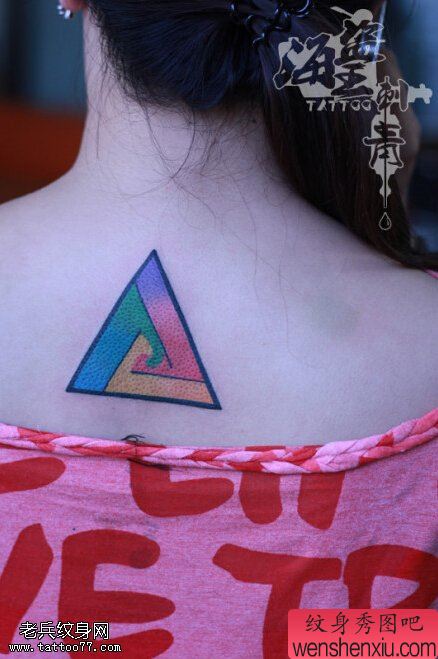 女人背部彩色三角形文身作品由文身秀图吧分享