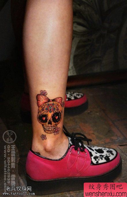 腿部骷髅蝴蝶结文身作品由文身馆分享