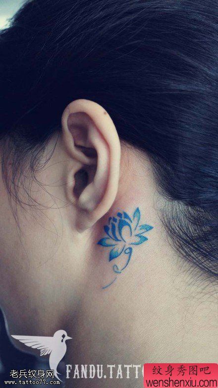 女人耳后小清新莲花文身作品