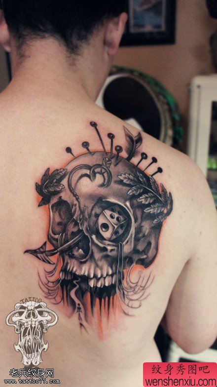 背部骷髅骰子文身作品由文身秀图吧分享