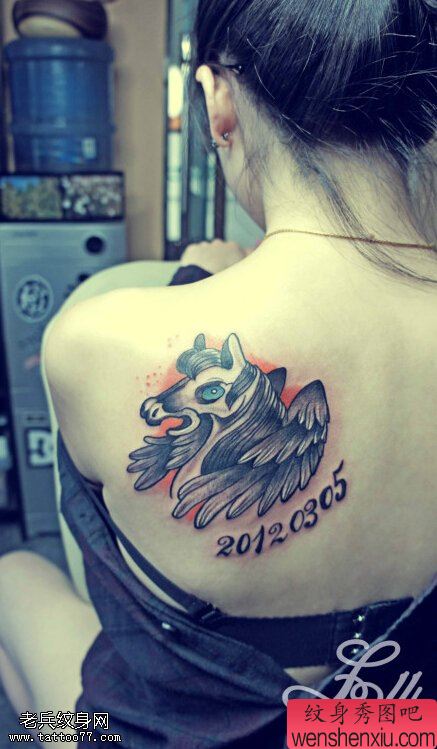 女人背部彩色马文身作品由文身馆分享