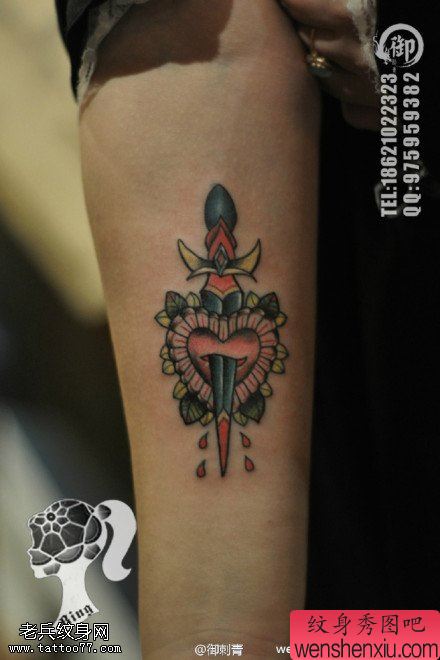 手臂彩色匕首爱心文身作品由最好的刺青分享