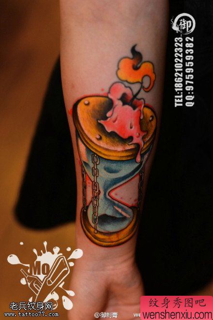 手臂彩色沙漏蜡烛文身作品