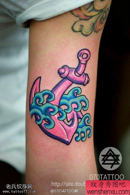 手臂彩色船锚文身作品由文身秀图吧分享