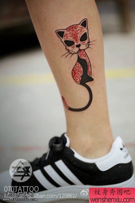 腿部彩色猫咪文身图片由文身秀图吧分享