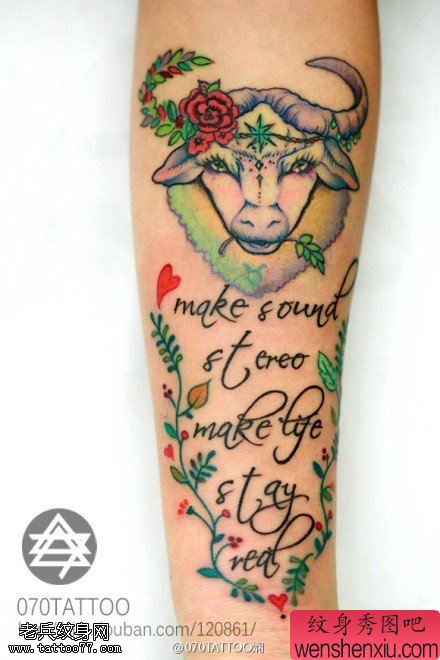 手臂彩色羚羊字母文身作品