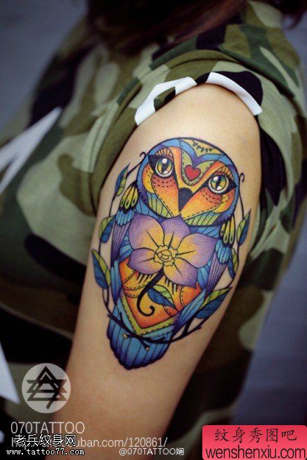 女人手臂彩色猫头鹰文身作品由刺青馆分享