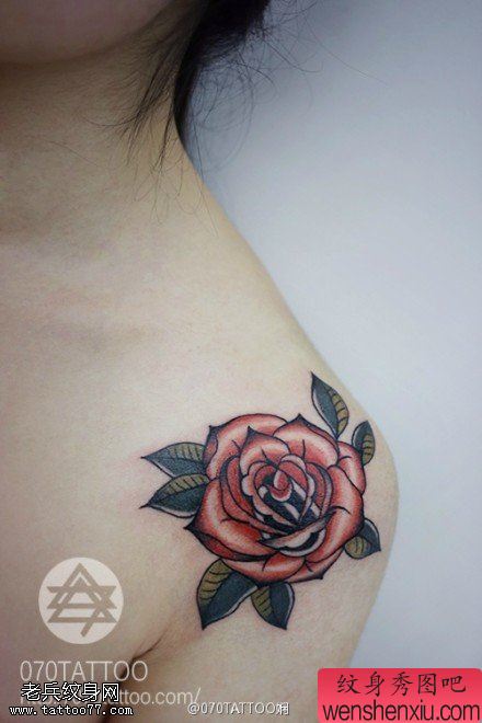 女人肩部彩色玫瑰花文身作品由文身秀图吧分享