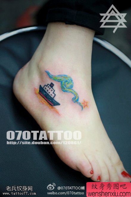 女人脚部彩色船文身作品由刺青馆分享