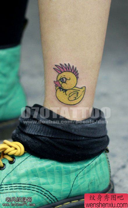 脚踝彩色小黄鸭文身作品由文身秀图吧分享