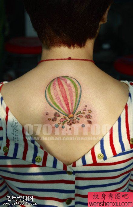 文身馆推荐一幅女人背部热气球文身作品