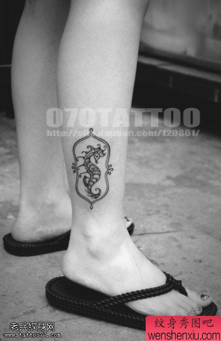 脚踝海马文身作品由文身馆分享