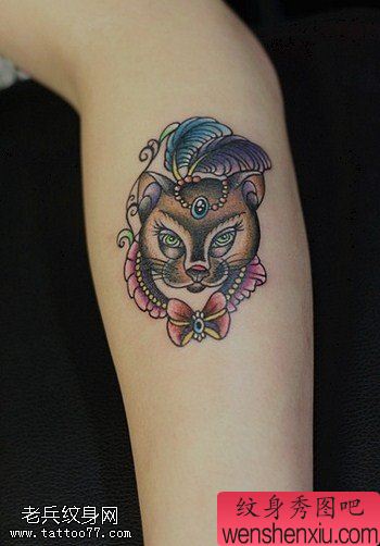 女人腿部彩色猫咪蝴蝶结文身图片