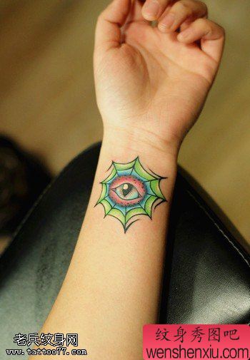 女人手腕彩色蜘蛛网眼睛文身图片