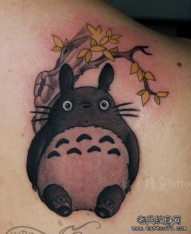 背部可爱的龙猫纹身图案