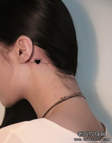 女孩子头部爱心与心电图纹身图案