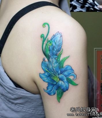 女孩子手臂精美的百合花纹身图案