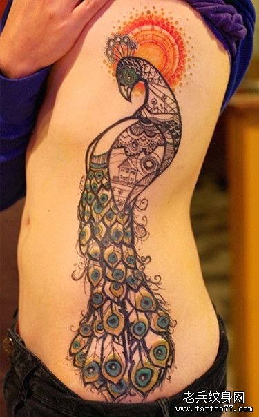 美女腰部精美好看的图腾孔雀纹身图案
