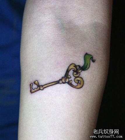 手臂流行时尚的一款钥匙纹身图案
