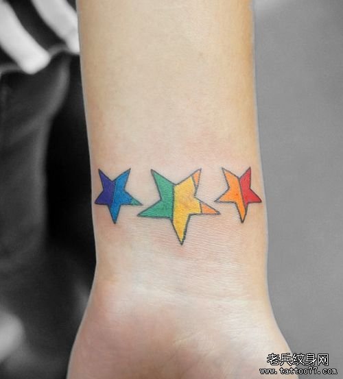 女孩子手腕小巧的彩色五角星纹身图案