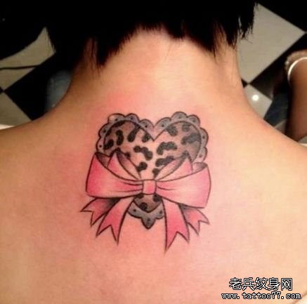 女生喜欢的一款爱心蝴蝶结纹身图案