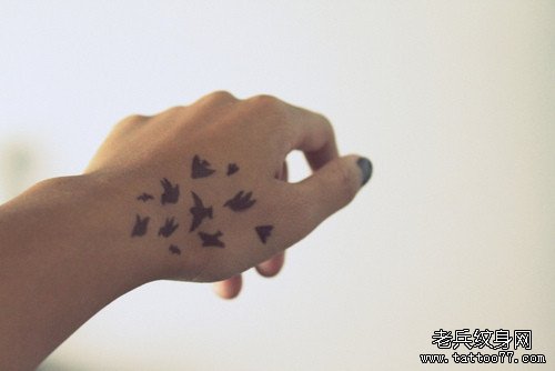 女生手部一款图腾小鸟纹身图案