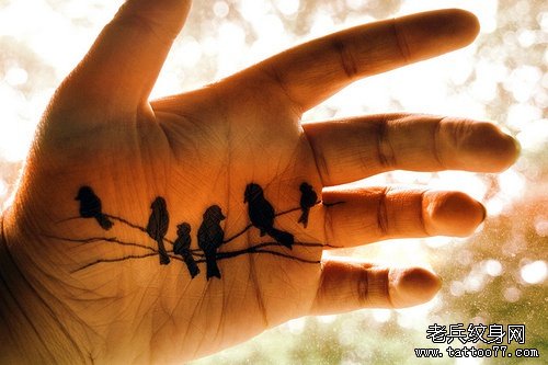 一款手掌图腾小鸟纹身图案