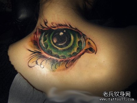 女孩子背部可爱的小鸟纹身图案