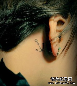 女孩子耳部精致小巧的图腾船锚纹身图案