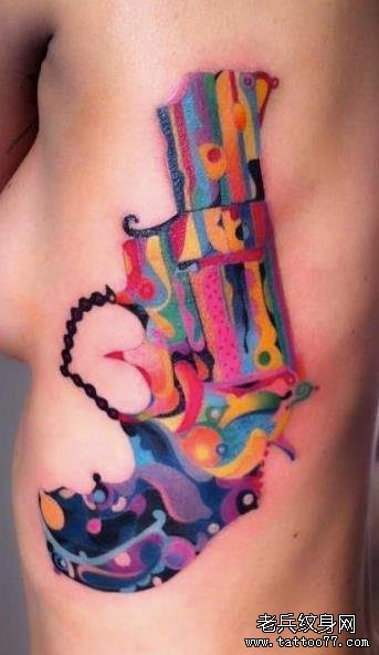 女孩子侧腰一款时尚另类的手枪纹身图案