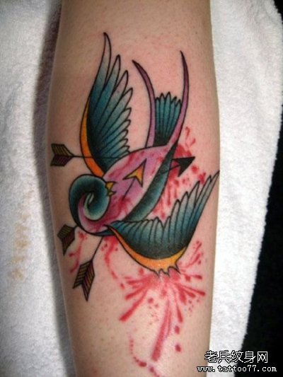 手臂一款欧美风格受伤的燕子纹身图案
