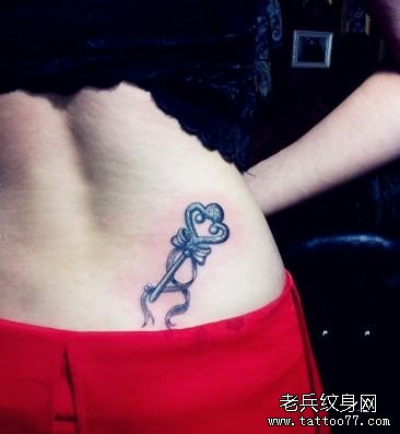 美女腰部好看流行的钥匙与蝴蝶结纹身图案