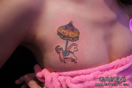 美女胸部一款旋转木马纹身图案