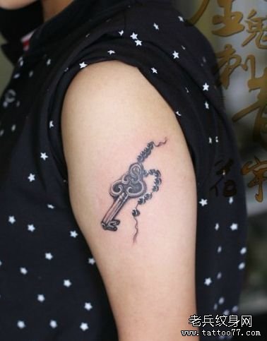 女生手臂黑白的钥匙纹身图案