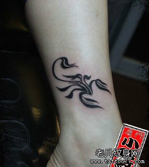 女孩子腿部一款图腾蝎子纹身图案