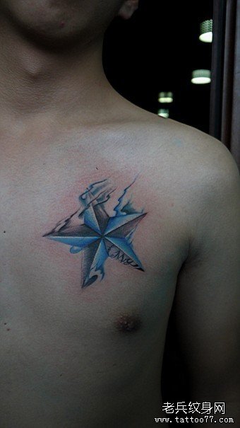 女生胸部精美的五芒星纹身图案
