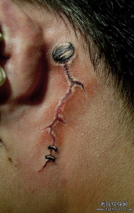 耳部一款另类时尚撕皮纹身图案